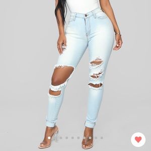 New with tags, mid rise jeans in light wash.